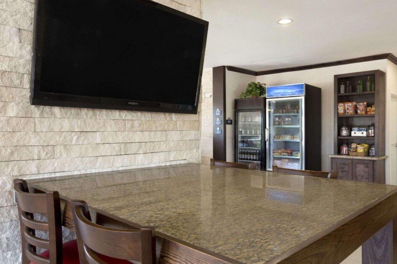 Days Inn & Suites By Wyndham Gonzales Tx Bagian luar foto