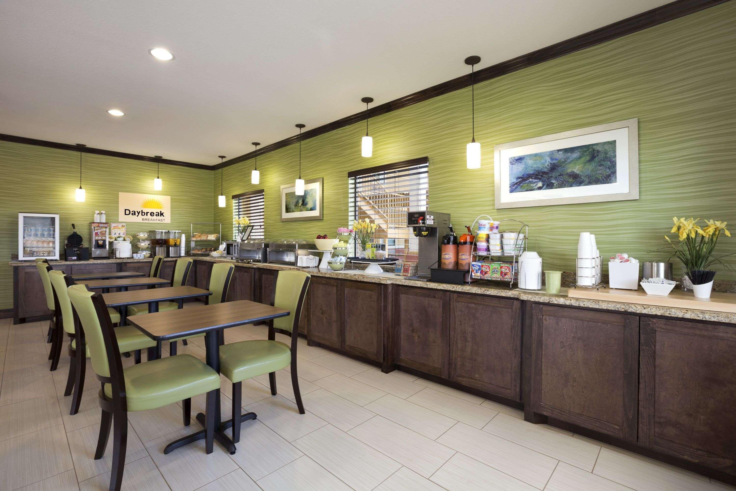 Days Inn & Suites By Wyndham Gonzales Tx Bagian luar foto