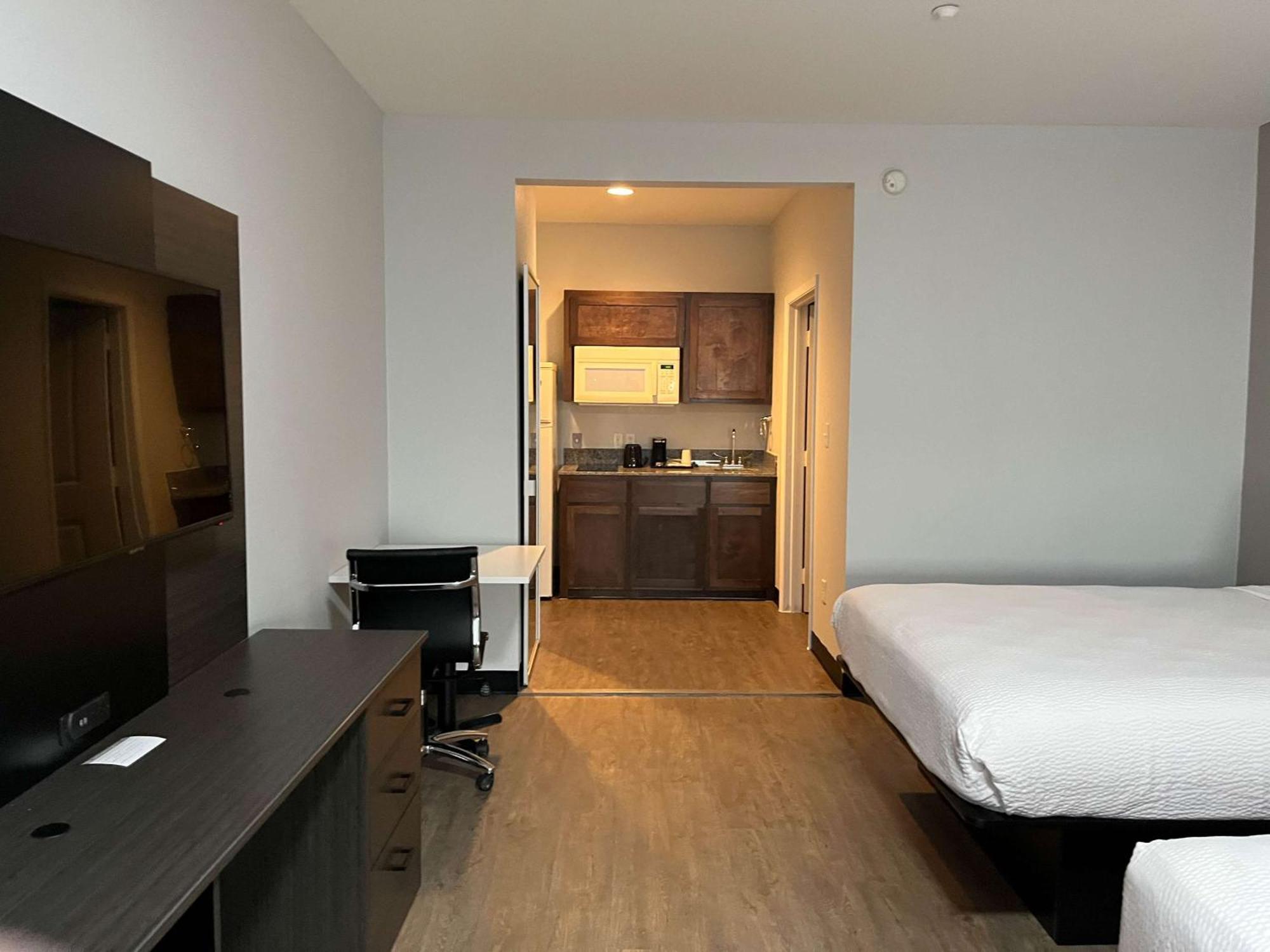 Days Inn & Suites By Wyndham Gonzales Tx Bagian luar foto