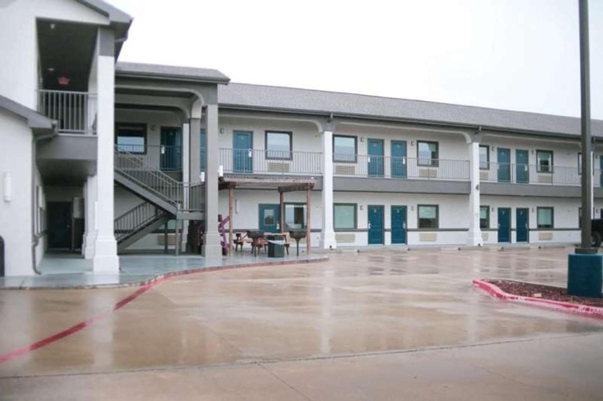 Days Inn & Suites By Wyndham Gonzales Tx Bagian luar foto